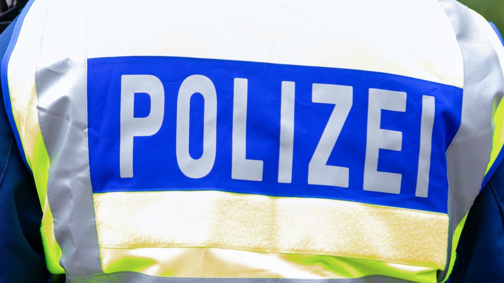 Německé lékaře chrání policie před lidmi ve frontě